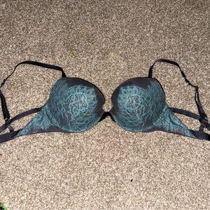 Victoria’s Secret 32D padded push up bra NWOT